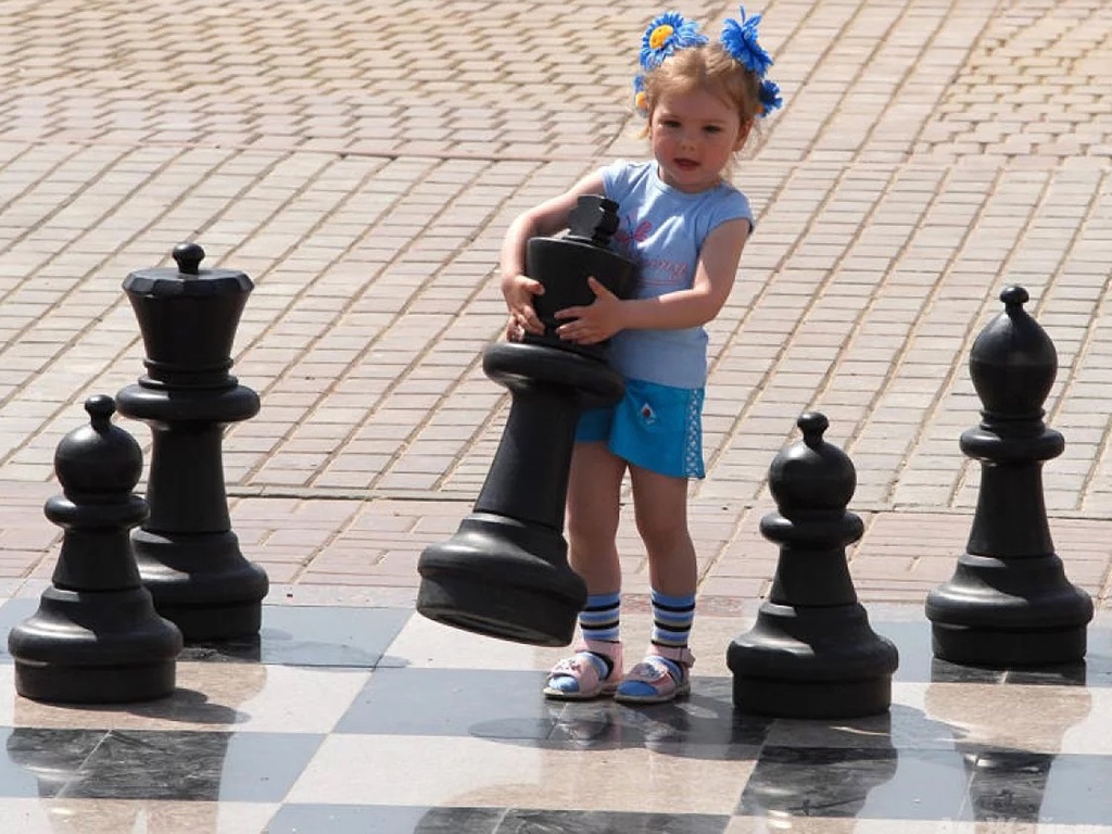Шахматы для детей. Дети играют в шахматы. Большие шахматы для детей. Шахматные фигуры для детей. Девочка играет в шахматы